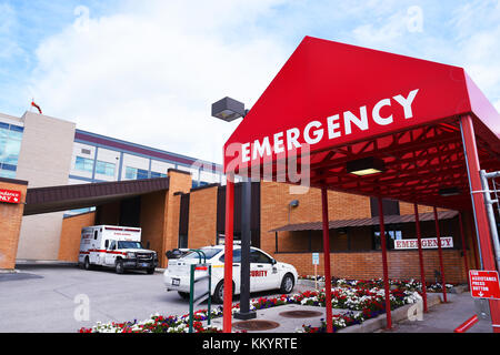 KALISPELL, Montana, USA - 19. Juni 2017: Emergency Room Eingang in Kalispell Regional Medical Center mit einem Krankenwagen und Sicherheit Auto in den hinterg Stockfoto