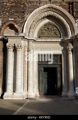 Die Basilika di San Giovanni e Paolo, im Venezianischen bekannt als San Zanipolo, Venedig, Italien, Westportal, Architekt Bartolomeo Bon, 1458-62 Stockfoto