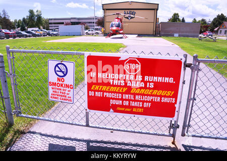 KALISPELL, Montana, USA - 19. Juni 2017: Hubschrauber Warnschild an einem Tor vor der ALERT Air Ambulance Hubschrauberlandeplatz Stockfoto