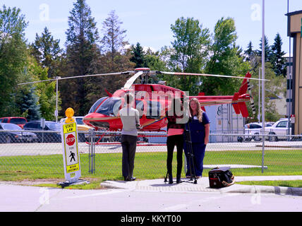 KALISPELL, Montana, USA - 19. Juni 2017: Reporter und Kameramann interview eine eingetragene Krankenschwester vor der ALERT Air Ambulance in Kalispell Regio Stockfoto