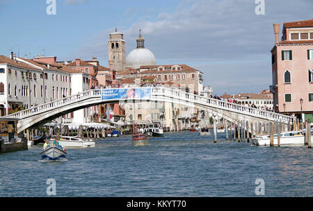 Ponte de Scalzi, über den Canal Grande in Venedig, Blick von Westen, mit Vaporettos ankommen und abfliegen in der Nähe der Anlegestelle Stockfoto