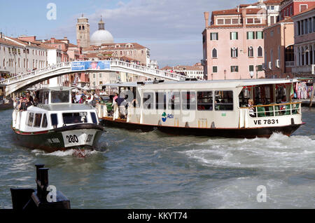 Ponte de Scalzi, über den Canal Grande in Venedig, Blick von Westen, mit Vaporettos ankommen und abfliegen in der Nähe der Anlegestelle Stockfoto