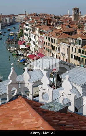 Blick vom neuen Dachterrasse von Fontego (Fondaco dei Tedeschi), in der Nähe der Rialto Brücke, Stockfoto