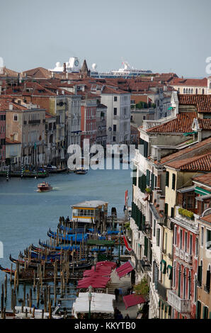 Blick vom neuen Dachterrasse von Fontego (Fondaco dei Tedeschi), in der Nähe der Rialto Brücke, Stockfoto