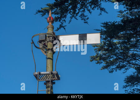 Alte Eisenbahn Semaphore Signal in Cornwall, gegen eine helle eingestellt Stockfoto