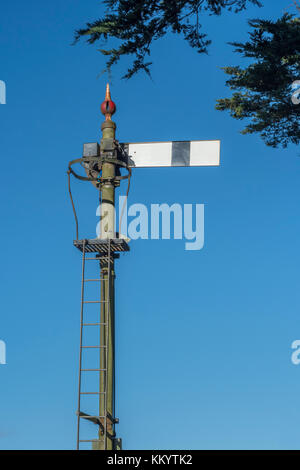 Alte Eisenbahn Semaphore Signal in Cornwall, gegen eine helle eingestellt Stockfoto