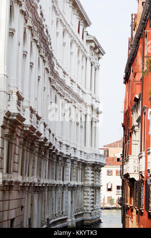 Ca' Pesaro, Schrägansicht, entlang des Rio de la Torre, tun, um den Grand Canal, Seitenansicht des Ca' Pesaro, einer großen barocken Palazzo auf der linken Seite Stockfoto