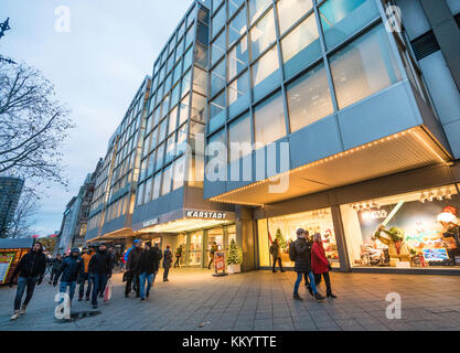 Kaufhaus Karstadt an der berühmten Einkaufsstraße Kurfürstendamm in Berlin. Stockfoto