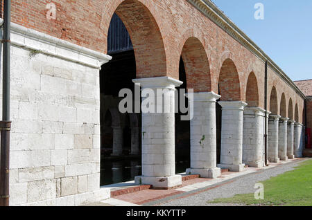 Le Gaggiandre, Hafenbecken, in dem Venedig Arsenale, Architekt Jacopo Sansovino, eines von Venedigs größten Architekten Stockfoto