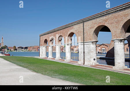 Le Gaggiandre, Hafenbecken, in dem Venedig Arsenale, Architekt Jacopo Sansovino, eines von Venedigs größten Architekten Stockfoto