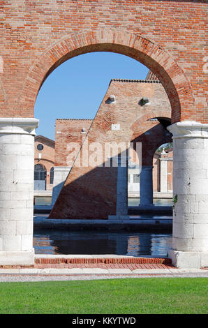 Le Gaggiandre, Hafenbecken, in dem Venedig Arsenale, Architekt Jacopo Sansovino, eines von Venedigs größten Architekten Stockfoto