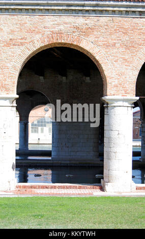 Le Gaggiandre, Hafenbecken, in dem Venedig Arsenale, Architekt Jacopo Sansovino, eines von Venedigs größten Architekten Stockfoto