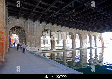 Le Gaggiandre, Hafenbecken, in dem Venedig Arsenale, Architekt Jacopo Sansovino, eines von Venedigs größten Architekten Stockfoto