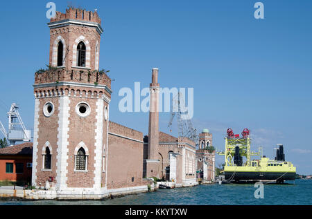 Eine von mehreren fast identische Türme, im neo-gotischen Stil um die Nord-östlichen Perimeter, der Venedig Arsenale Stockfoto