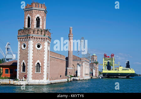 Eine von mehreren fast identische Türme, im neo-gotischen Stil um die Nord-östlichen Perimeter, der Venedig Arsenale Stockfoto