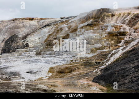 Eine gefrorene Palette Feder Wasserfall aus der Biber Teiche im Winter Trail in den Yellowstone National Park 26. März 2017 in Wyoming. (Foto von Jacob w. Frank über planetpix) Stockfoto