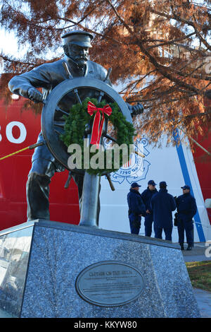 Während der jährlichen 2017 Weihnachtsbaum Schiff reenactment die Küstenwache einen Kranz am Kapitän auf dem Helm statue am Navy Pier in Chicago Stockfoto