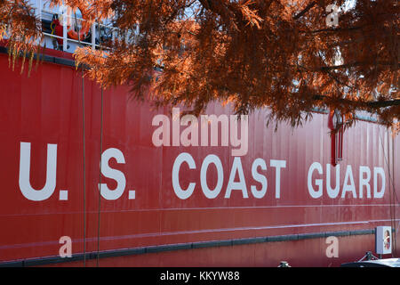 Nahaufnahme der US Coast Guard-Logo an der Seite der Großen Seen cutter mackinaw. Stockfoto