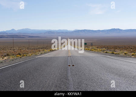 Vista von einem endlosen Ausdehnung der Straße entlang der us 50 Nevada Stockfoto