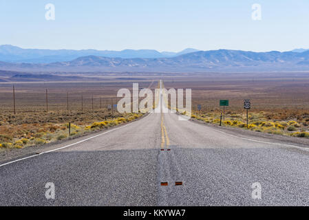 Vista von einem endlosen Ausdehnung der Straße entlang der us 50 Nevada Stockfoto