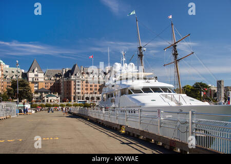 Victoria, British Columbia, Kanada - 11. September 2017: Fairmont Empress Hotel in Victoria mit einer großen Yacht im Vordergrund Stockfoto