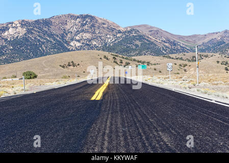 Vista von einem endlosen Ausdehnung der Straße entlang der us 50 Nevada Stockfoto