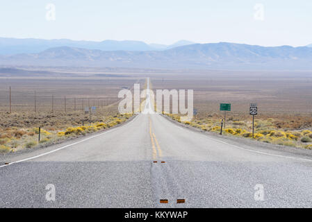 Vista von einem endlosen Ausdehnung der Straße entlang der us 50 Nevada Stockfoto