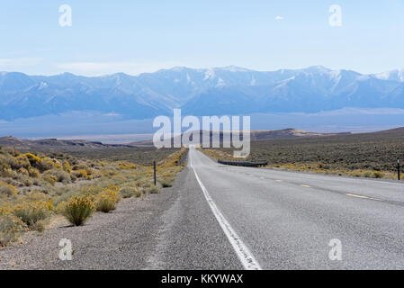 Vista von einem endlosen Ausdehnung der Straße entlang der us 50 Nevada Stockfoto