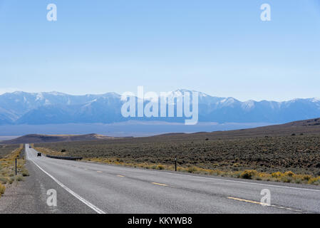 Vista von einem endlosen Ausdehnung der Straße entlang der us 50 Nevada Stockfoto