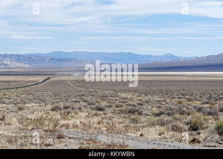 Vista von einem endlosen Ausdehnung der Straße entlang der us 50 Nevada Stockfoto