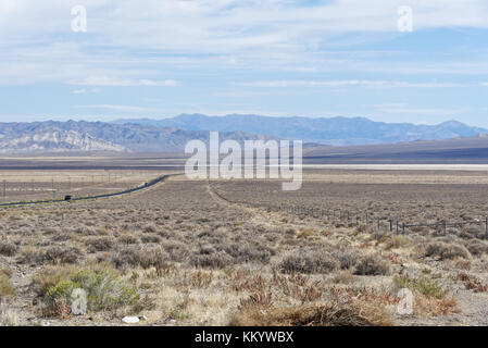 Vista von einem endlosen Ausdehnung der Straße entlang der us 50 Nevada Stockfoto