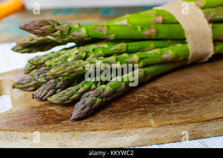 Grüne junge Spargel Triebe - Premium healtry Essen, bereit, zu kochen und für Grill Nahaufnahme Stockfoto