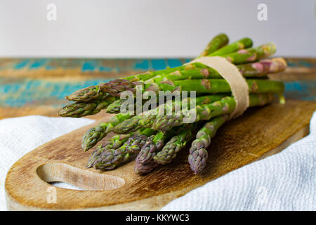 Grüne junge Spargel Triebe - Premium healtry Essen, bereit, zu kochen und für Grill Nahaufnahme Stockfoto