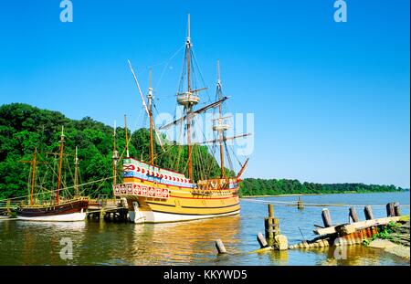 Repliken von englischen Kolonisten Schiffe, wo sie erstmals besiedelt 1607 am James Fort, Jamestown am James River, Virginia, USA Stockfoto