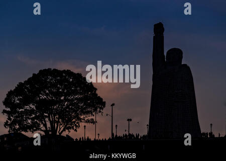 Sonnenuntergang Silhouetten der Statue von Jose Morelos auf dem Hügel Insel janitzio im Lago Patzcuaro, Michoacán, Mexiko. Stockfoto