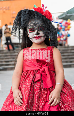 Ein junges mexikanisches Mädchen, das in La Calavera Catrina Kostüm für den Tag der Toten oder Día de Muertos Festival gekleidet ist 29. Oktober 2017 in San Miguel de Allende, Guanajuato, Mexiko. Das Fest wird seit dem aztekischen Reich gefeiert feiert Vorfahren und verstorbene Lieben. Stockfoto