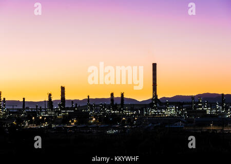 Fabrik smoke Stack - Raffinerie - petrochemische Anlagen Stockfoto