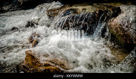 Sprudelnde Wasser in einem Wildbach stream Stockfoto