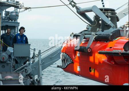 Seemänner der US Navy lassen ein Minenneutralisierungsfahrzeug vom US Navy Avenger-Klasse-Minen-Gegenmaßnahmen-Schiff USS Chief am 27. November 2017 in der Hyuga-Nada-See ins Wasser. (Foto: Jordan Crouch via Planetpix) Stockfoto