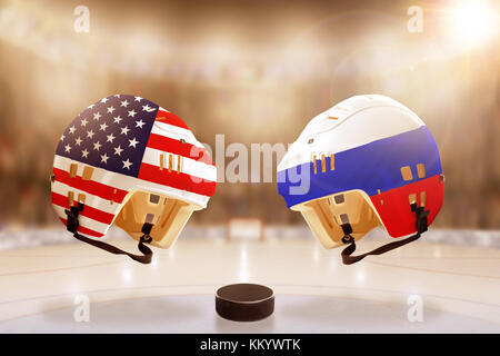 Low Angle View hockey Helme mit USA und Russland Fahnen bemalt und Hockey Puck auf dem Eis in hell erleuchteten Stadion Hintergrund. Konzept der int Stockfoto