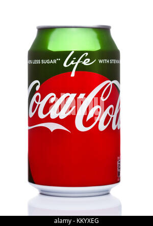 LONDON, Großbritannien - 01. DEZEMBER 2017: AluminiumDose von Coca-Cola Life auf weißem Hintergrund. Coca-Cola ist eines der beliebtesten Sodaprodukte der Welt Stockfoto