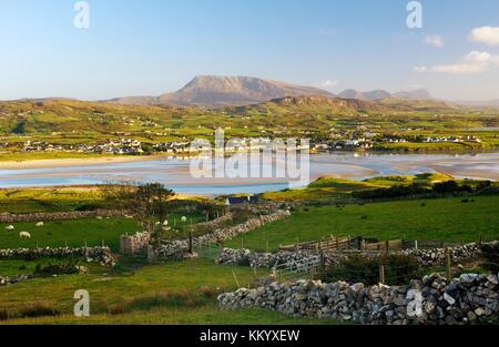 Süden über das Dorf Dunfanaghy von in der Nähe von Horn fahren Sie in Richtung Muckish Berg an Nordküste Donegal, Irland. Sommerabend Stockfoto