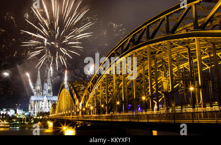 Feiern Silvester in n Köln, Deutschland - Feuerwerk rund um den Kölner Dom. Stockfoto