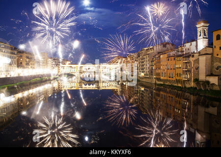 Feiern Silvester in Florenz, Italien - die explosiven Feuerwerk um Ponte Vecchio über den Arno Stockfoto