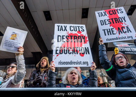 New York, Usa. Dezember 2017. Hunderte von New Yorkern versammelten sich am 2. Dezember 2017 vor Cipriani in der 42nd Street in Midtown Manhattan, um gegen Trumps 1,000 Dollar pro Teller-Brunch zu protestieren, einen Spendenaufzug, der von der Republikanischen Nationalkonvention für seine Wiederwahl 2020 veranstaltet wurde. Die Menge der Demonstranten bouste laut Trumps Autokolonne, als sie am Fundraiser in NYC ankam, und zwang Donald Trump, Ciprianis Diensteingang in der 41. Straße zu benutzen, um die Demonstranten zu vermeiden. Quelle: Erik McGregor/Pacific Press/Alamy Live News Stockfoto