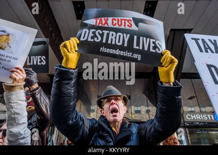 New York, Usa. Dezember 2017. Hunderte von New Yorkern versammelten sich am 2. Dezember 2017 vor Cipriani in der 42nd Street in Midtown Manhattan, um gegen Trumps 1,000 Dollar pro Teller-Brunch zu protestieren, einen Spendenaufzug, der von der Republikanischen Nationalkonvention für seine Wiederwahl 2020 veranstaltet wurde. Die Menge der Demonstranten bouste laut Trumps Autokolonne, als sie am Fundraiser in NYC ankam, und zwang Donald Trump, Ciprianis Diensteingang in der 41. Straße zu benutzen, um die Demonstranten zu vermeiden. Quelle: Erik McGregor/Pacific Press/Alamy Live News Stockfoto