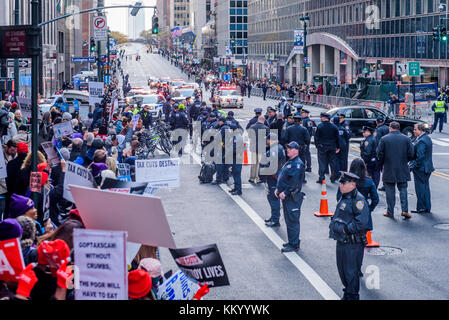 New York, Usa. Dezember 2017. Hunderte von New Yorkern versammelten sich am 2. Dezember 2017 vor Cipriani in der 42nd Street in Midtown Manhattan, um gegen Trumps 1,000 Dollar pro Teller-Brunch zu protestieren, einen Spendenaufzug, der von der Republikanischen Nationalkonvention für seine Wiederwahl 2020 veranstaltet wurde. Die Menge der Demonstranten bouste laut Trumps Autokolonne, als sie am Fundraiser in NYC ankam, und zwang Donald Trump, Ciprianis Diensteingang in der 41. Straße zu benutzen, um die Demonstranten zu vermeiden. Quelle: Erik McGregor/Pacific Press/Alamy Live News Stockfoto