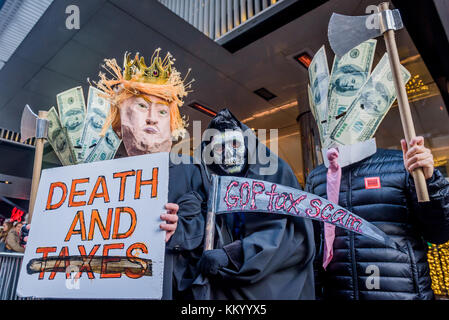 New York, Usa. Dezember 2017. Hunderte von New Yorkern versammelten sich am 2. Dezember 2017 vor Cipriani in der 42nd Street in Midtown Manhattan, um gegen Trumps 1,000 Dollar pro Teller-Brunch zu protestieren, einen Spendenaufzug, der von der Republikanischen Nationalkonvention für seine Wiederwahl 2020 veranstaltet wurde. Die Menge der Demonstranten bouste laut Trumps Autokolonne, als sie am Fundraiser in NYC ankam, und zwang Donald Trump, Ciprianis Diensteingang in der 41. Straße zu benutzen, um die Demonstranten zu vermeiden. Quelle: Erik McGregor/Pacific Press/Alamy Live News Stockfoto