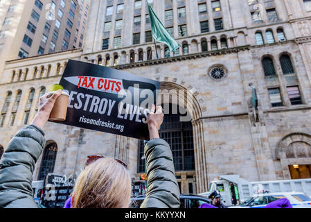 New York, Usa. Dezember 2017. Hunderte von New Yorkern versammelten sich am 2. Dezember 2017 vor Cipriani in der 42nd Street in Midtown Manhattan, um gegen Trumps 1,000 Dollar pro Teller-Brunch zu protestieren, einen Spendenaufzug, der von der Republikanischen Nationalkonvention für seine Wiederwahl 2020 veranstaltet wurde. Die Menge der Demonstranten bouste laut Trumps Autokolonne, als sie am Fundraiser in NYC ankam, und zwang Donald Trump, Ciprianis Diensteingang in der 41. Straße zu benutzen, um die Demonstranten zu vermeiden. Quelle: Erik McGregor/Pacific Press/Alamy Live News Stockfoto