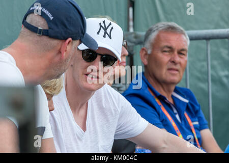 KEY BISCAYNE, FL - MÄRZ 26: Der Deutsche Nationalspieler und Manchester United Fußballspieler Bastian Schweinsteiger sieht die serbische Freundin Ana Ivanovic in ihrem 3. Spiel bei den Miami Open. Bastian Schweinsteiger ist ein deutscher Profifußballer, der am 26. März 2016 im Crandon Park Tennis Center in Key Biscayne, Florida als Mittelfeldspieler für den englischen Verein Manchester United und die deutsche Nationalmannschaft spielt. Personen: Bastian Schweinsteiger Stockfoto